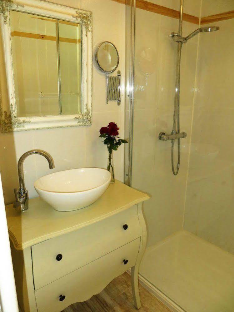 Aux Trois Fontaines Bed & Breakfast Eynesse ภายนอก รูปภาพ